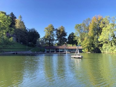 Mannenweier Gölü veya Mannenweiher göleti (Üç Pont dinlenme alanı veya Das Naherholungsgebiet Drei Weihern), Drei Weieren - St. Gallen, İsviçre