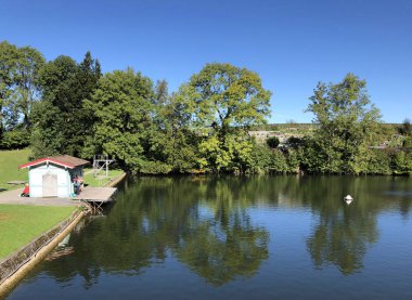 Mannenweier Gölü veya Mannenweiher göleti (Üç Pont dinlenme alanı veya Das Naherholungsgebiet Drei Weihern), Drei Weieren - St. Gallen, İsviçre