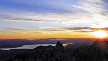 Hırvatistan 'ın Velebit tepelerinden Adriyatik üzerinde muhteşem gün batımları