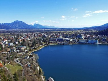Bled ve Bled Gölü 'nün panoramik manzarası Bled (Blejsko Jezero, Bleder See Oder Veldeser See) şatosundan (Blejski mezunu)