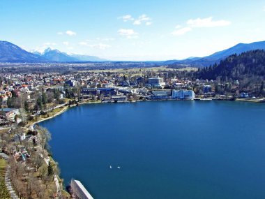 Bled ve Bled Gölü 'nün panoramik manzarası Bled (Blejsko Jezero, Bleder See Oder Veldeser See) şatosundan (Blejski mezunu)