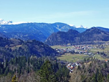 Bled ve Bled Gölü 'nün panoramik manzarası Bled (Blejsko Jezero, Bleder See Oder Veldeser See) şatosundan (Blejski mezunu)