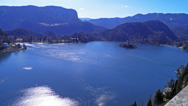 Bled ve Bled Gölü 'nün panoramik manzarası Bled (Blejsko Jezero, Bleder See Oder Veldeser See) şatosundan (Blejski mezunu)