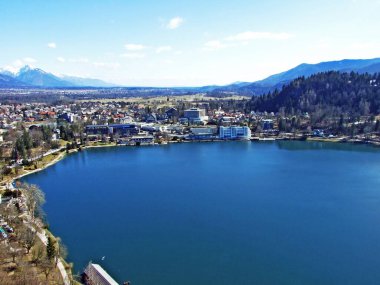 Bled ve Bled Gölü 'nün panoramik manzarası Bled (Blejsko Jezero, Bleder See Oder Veldeser See) şatosundan (Blejski mezunu)
