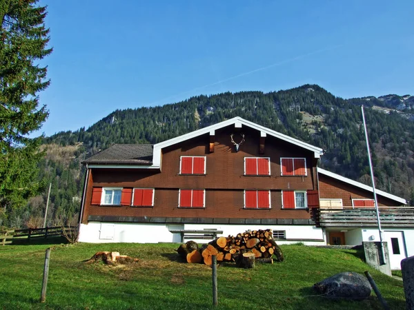 Традиционная Архитектура Фермы Склонах Швейцарских Альп Долине Реки Тур Кантон — стоковое фото