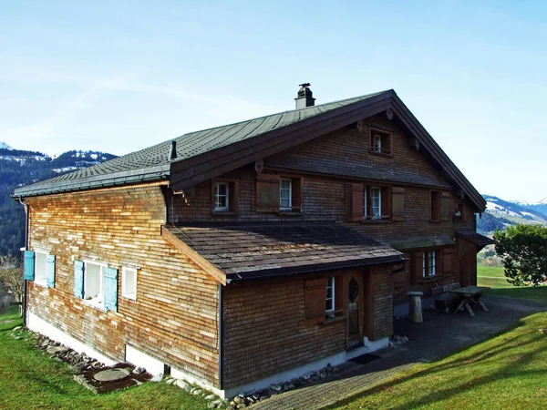 Traditionele Architectuur Boerderijen Hellingen Van Zwitserse Alpen Het Dal Van — Stockfoto