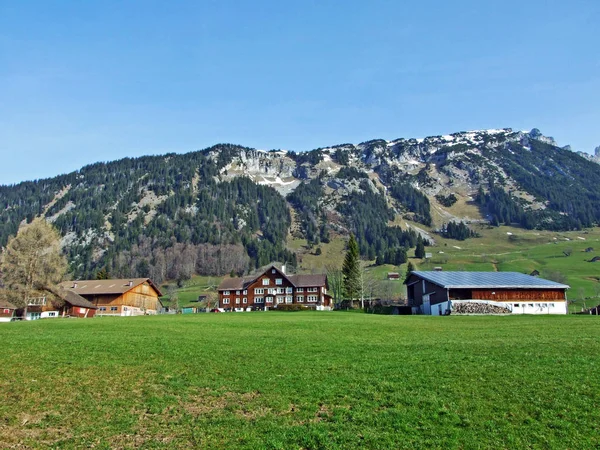 Arquitetura Tradicional Fazendas Nas Encostas Dos Alpes Suíços Vale Rio — Fotografia de Stock