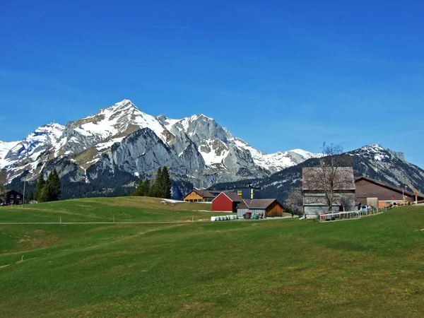 Traditionele Architectuur Boerderijen Hellingen Van Zwitserse Alpen Het Dal Van — Stockfoto