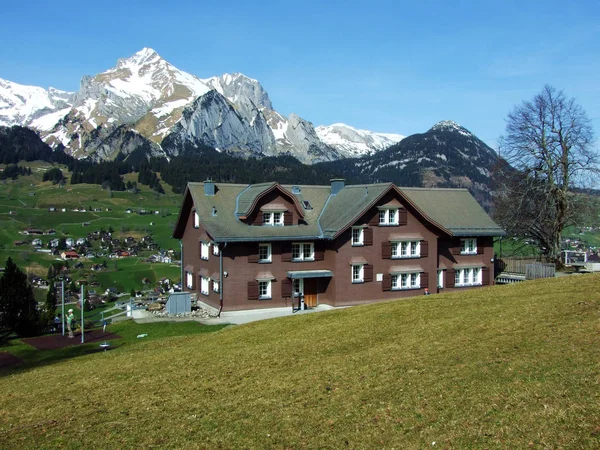Παραδοσιακή Αρχιτεκτονική Και Αγροικίες Στις Πλαγιές Των Ελβετικών Άλπεων Και — Φωτογραφία Αρχείου