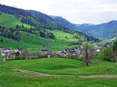 Thur Nehri Vadisi 'ndeki Unterwasser Köyü ve İsviçre' nin St. Gallen Kantonu Obertoggenburg Bölgesi 'ndeki