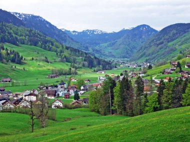 Thur Nehri Vadisi 'ndeki Unterwasser Köyü ve İsviçre' nin St. Gallen Kantonu Obertoggenburg Bölgesi 'ndeki