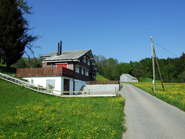 Architecture Traditionnelle Fermes Sur Les Pentes Massif Alpstein Dans Vallée — Photo