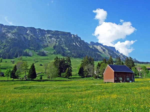 Παραδοσιακή Αρχιτεκτονική Και Αγροικίες Στις Πλαγιές Του Υψώματος Alpstein Και — Φωτογραφία Αρχείου