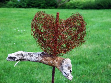 Kalp şeklindeki telden sanatsal bir oluşum. İsviçre 'nin St. Gallen Kantonu.