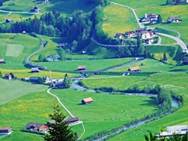 Nesslau köyündeki Thur nehri ve İsviçre 'nin St. Gallen Kantonu Obertoggenburg bölgesinde