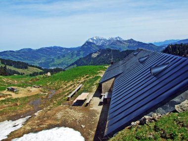 Thur Nehri Vadisi ve Obertoggenburg Bölgesi 'ndeki sığır çiftlikleri ve kırsal mimari, Nesslau - İsviçre, St. Gallen Kantonu