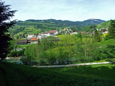 Thur Nehri Vadisi 'ndeki Neu St. Johann köyü ve İsviçre' nin St. Gallen Kantonu Obertoggenburg bölgesinde