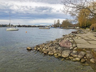 Zürih Gölü (Zurichsee veya Zuerichsee), İsviçre 'nin Zurichhorn Parkı (Zuerichhorn) ve Tiefenbrunnen Hamamı' nda yer alan bir şehirdir.