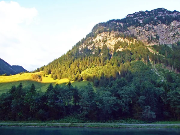 Acantilados Empinados Sobre Valle Del Saminatal Los Alpes Liechtenstein Steg — Foto de Stock
