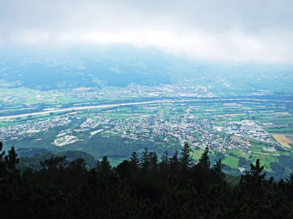 ライン川渓谷でのリヒテンシュタインとスイスの肥沃な農地の眺め ラインタル シャーン リヒテンシュタイン — ストック写真