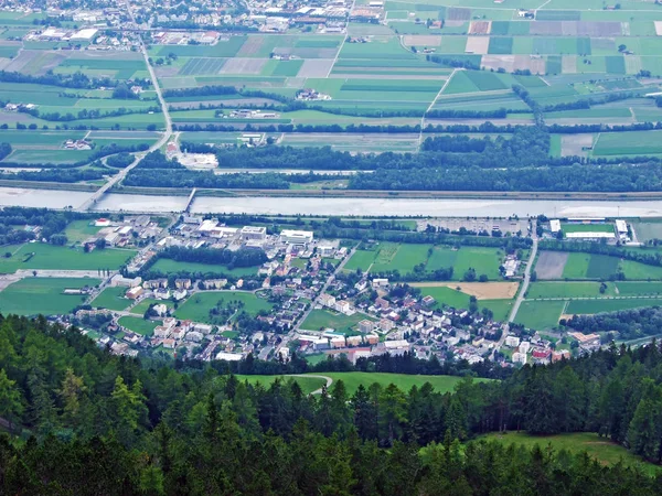 Pohled Úrodná Zemědělská Pole Lichtenštejnska Švýcarska Údolí Řeky Rýn Rheintal — Stock fotografie