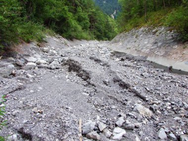 Ren Nehri Vadisi 'nin (Rheintal) yukarısındaki mevsimlik Alp akıntısının kurak nehir yatağı