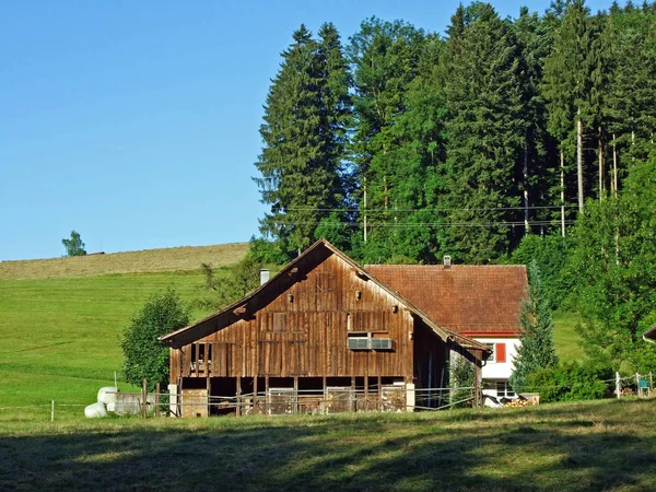 Typisk Gammal Och Traditionell Alpin Arkitektur Sitter River Valley Och — Stockfoto
