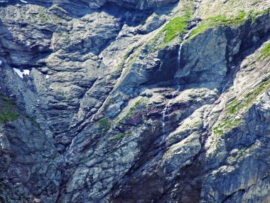 Lihtenştayn Dağları yamaçlarında mevsimlik şelaleler ve Ren Nehri Vadisi üzerinde (Rheintal) - Vaduz, Lihtenştayn