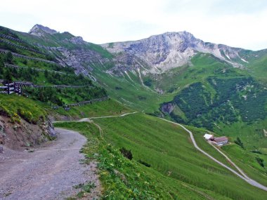 Alp dağlarının zirveleri olan Spitz ve Augstenberg Malbuntal alp vadisinde ve Lihtenştayn 'ın Alp dağlarında Malbun, Lihtenştayn
