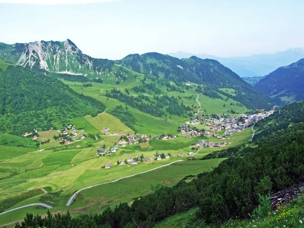Kilátás Malbuntal Alpesi Völgyre Malbun Síközpont Falura Liechtensteini Alpok Lejtőiről — Stock Fotó