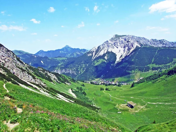 从列支敦士登阿尔卑斯山山脉斜坡看Malbuntal高山山谷和滑雪度假村Malbun 列支敦士登Malbun — 图库照片