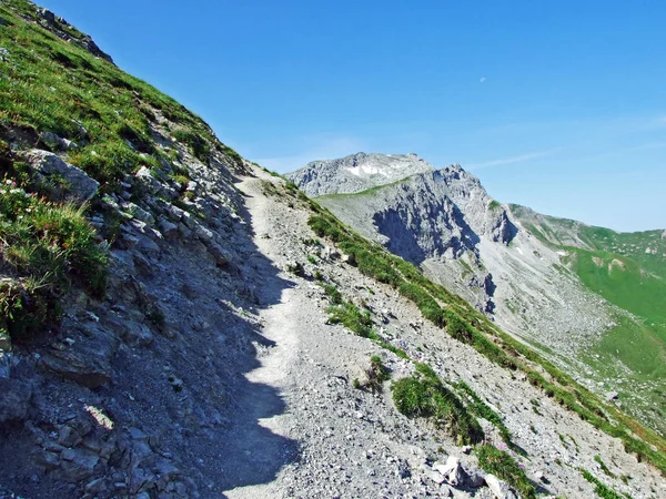 穿越Malbuntal高山谷地和列支敦士登阿尔卑斯山山脉的步行和徒步小径 列支敦士登Malbun — 图库照片