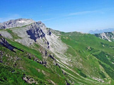Alp Dağları, Malbuntal Alp Vadisi 'nin üzerinden Augstenberg ve Silberhorn tepeleri ve Lihtenştayn Alp Dağları sıraları Malbun, Lihtenştayn