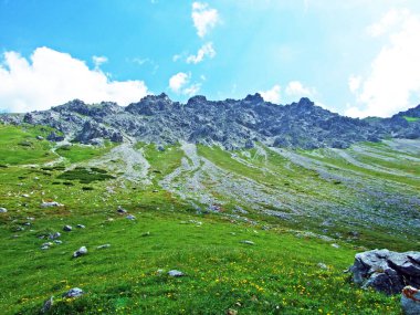 Lihtenştayn Dağları 'nın kayaları ve taşları Malbuntal Alp Vadisi' nin üzerinde Malbun, Lihtenştayn