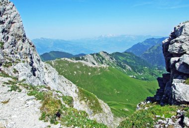 Malbuntal Vadisi 'nin yukarısındaki Augstenberg Alp Tepesi' nden ve Liechtenstein Alp Dağları 'ndan Malbun, Lihtenştayn
