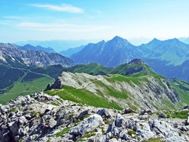 Malbuntal Vadisi 'nin yukarısındaki Augstenberg Alp Tepesi' nden ve Liechtenstein Alp Dağları 'ndan Malbun, Lihtenştayn