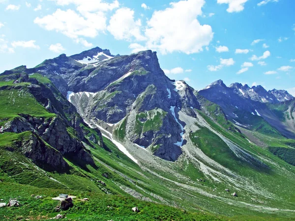 レーティコン山脈またはレーティコン境界のアルプス山のピークNaafkopf高山塊 マルブン リヒテンシュタイン — ストック写真