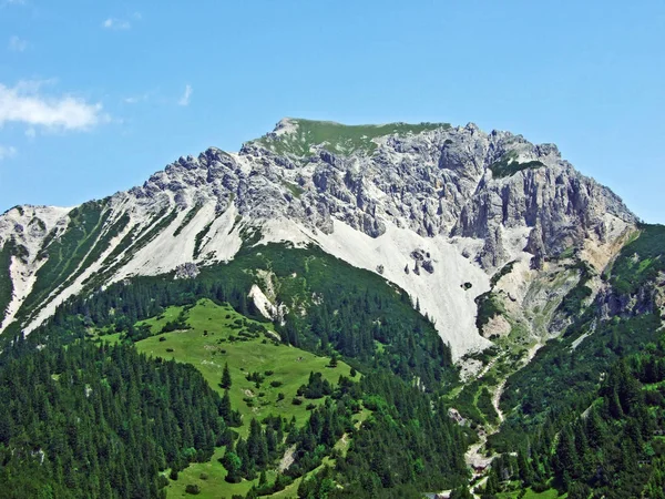 Alpesi Hegycsúcs Ochsenkopf Felett Malbuntal Alpesi Völgyben Liechtensteini Alpokban Hegység — Stock Fotó