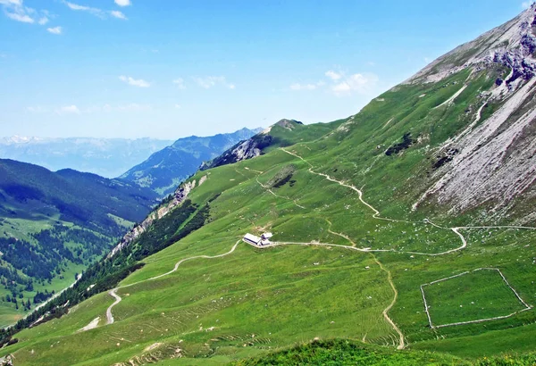 Odlehlá Farma Rozsáhlými Pastvinami Konci Malebného Naaftalského Alpského Údolí Lichtenštejnských — Stock fotografie