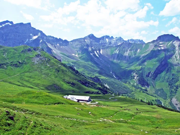 Odlehlá Farma Rozsáhlými Pastvinami Konci Malebného Naaftalského Alpského Údolí Lichtenštejnských — Stock fotografie
