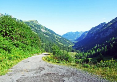 Liechtenstein Alp Dağları 'nda yürüyüş ve yürüyüş yolları, ve Naaftal ve Saminatal Alp vadileri boyunca - Steg, Liechtenstein