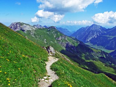 Liechtenstein Alp Dağları 'nda yürüyüş ve yürüyüş yolları, ve Naaftal ve Saminatal Alp vadileri boyunca - Steg, Liechtenstein