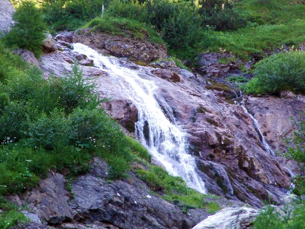 列支敦士登阿尔卑斯山山脉斜坡上的季节性瀑布和列支敦士登斯蒂格山高山谷的季节性瀑布 — 图库照片