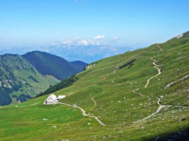 Resimli Naaftal Alp Vadisi 'nin sonunda ve Lihtenştayn Dağları' nda Steg, Lihtenştayn 'da geniş çayırları olan tenha bir çiftlik.