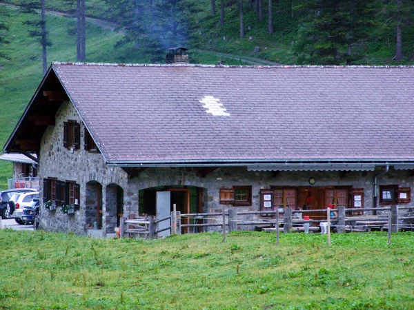 Explorações Pecuárias Arquitectura Tradicional Vale Alpino Saminatal Cordilheira Dos Alpes — Fotografia de Stock