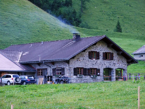 Gospodarstwa Hodowlane Bydła Tradycyjna Architektura Saminatalnej Dolinie Alpejskiej Oraz Alpach — Zdjęcie stockowe