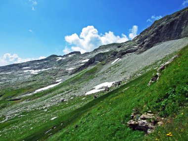 Lihtenştayn 'ın kayaları ve taşları Alp Dağları' nın tepesinde ve Naaftal Alp Vadisi 'nin üzerinde Malbun, Lihtenştayn