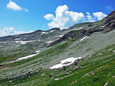 Lihtenştayn 'ın kayaları ve taşları Alp Dağları' nın tepesinde ve Naaftal Alp Vadisi 'nin üzerinde Malbun, Lihtenştayn