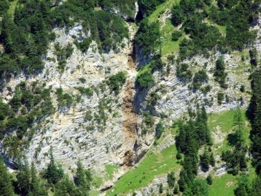 Lihtenştayn 'ın kayaları ve taşları Alp Dağları' nın tepesinde ve Naaftal Alp Vadisi 'nin üzerinde Malbun, Lihtenştayn