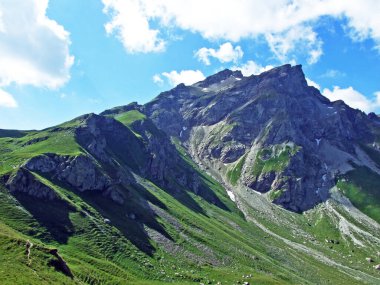Naaftal ve Saminatal alp vadileri ve Lihtenştayn Alpleri 'ndeki dağ tepeleri Steg, Lihtenştayn